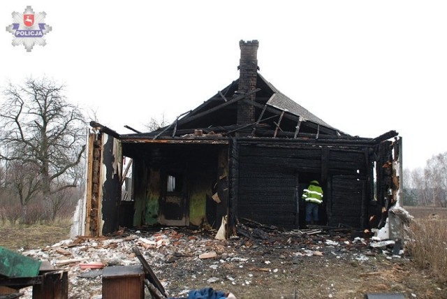 Spalony dom w Żeliznej. Policjanci wyjaśniają okoliczności pożaru