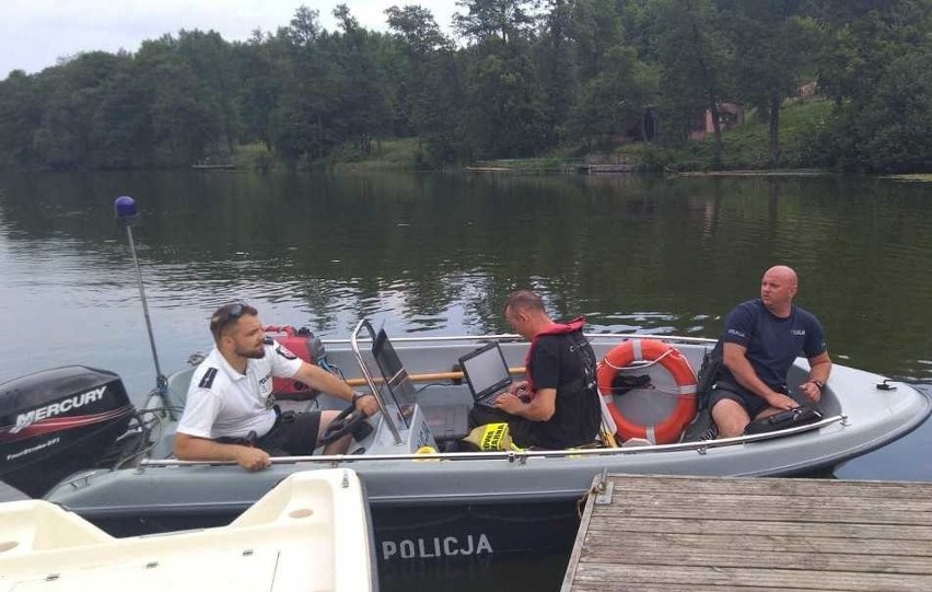 Tragiczny finał nocnej kąpieli. Jeden mężczyzna nie żyje. Policja przestrzega 