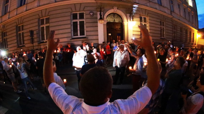 Nowy Sącz. Protest przed sądem, organizatorzy zaskoczeni mnogością uczestników [ZDJĘCIA]