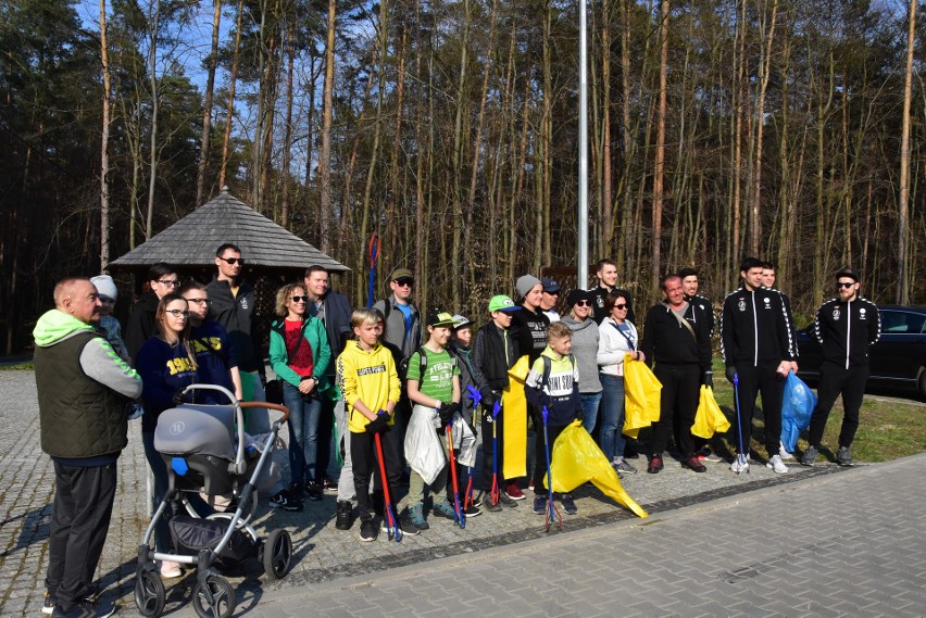 Piłkarze ręczni PGE VIVE Kielce wraz z kibicami sprzątali las na Stadionie [ZDJĘCIA, VIDEO]
