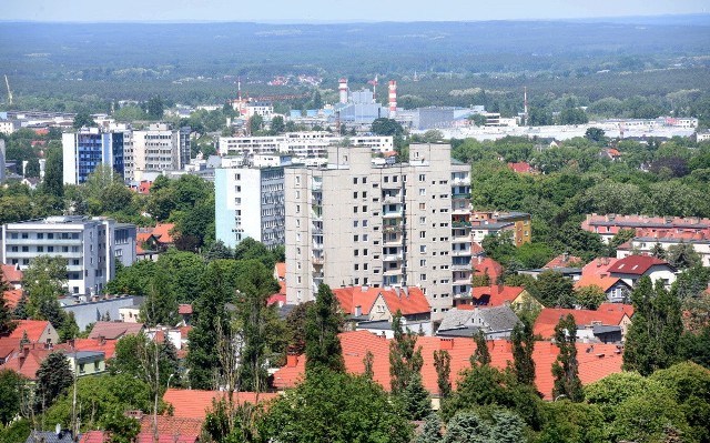 Jedni uważają, że Zielona Góra to wielkie blokowisko. Zero zieleni i klimatycznych krajobrazów. Inni tam, gdzie mogą, zauważają piękno swojego miasta. Sprawdziliśmy, jak sytuacja wygląda z okien wieżowców. Nasz fotoreporter spojrzał na Zieloną Górę z nieco innej perspektywy. Nie wszyscy zdają sobie sprawę, co można zobaczyć na przykład z 10 piętra. A widoki mogą naprawdę zaskoczyć. Jesteście ciekawi? Zapraszamy do obejrzenia galerii >>>