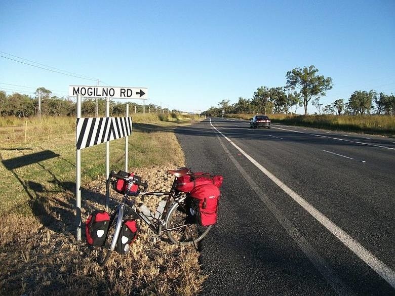Jadąc rowerem przez Australię można dotrzeć do Mogilna....