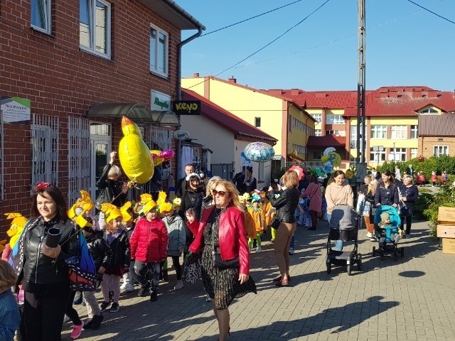 Radosny Dzień Przedszkolaka w Ożarowie. Kolorowy korowód przeszedł przez miasto (ZDJĘCIA)
