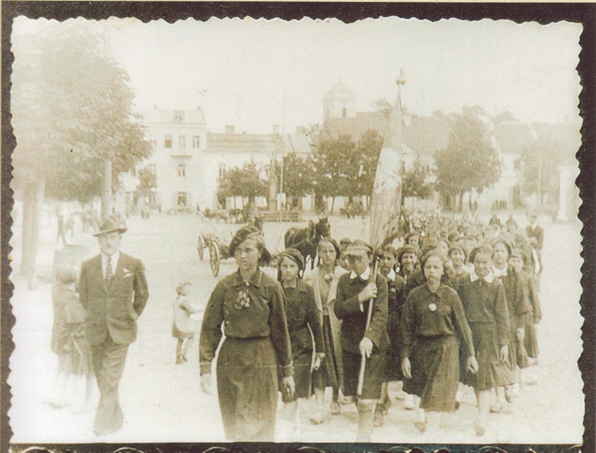 11. listopada 1918 roku uczniowie Staszowskich szkół wyszli...