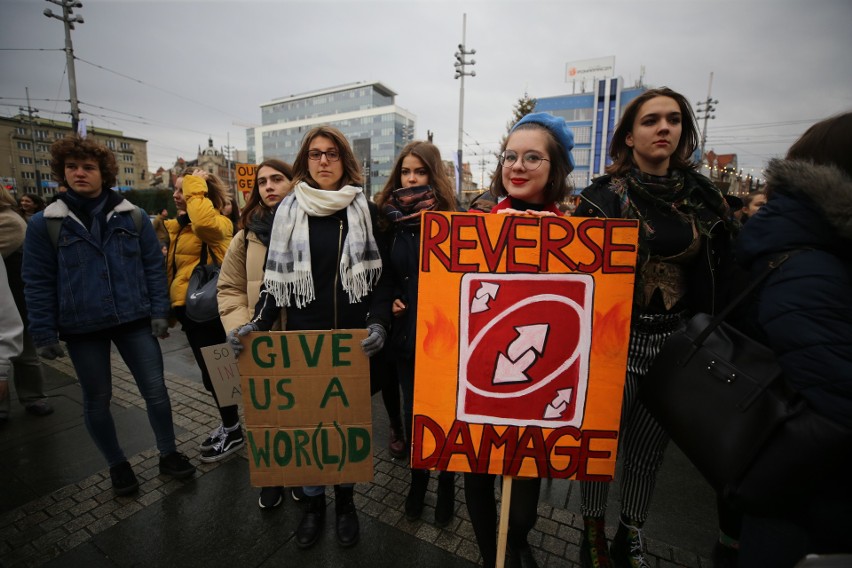 Setki młodych ludzi strajkuje dzisiaj w obronie klimatu w...