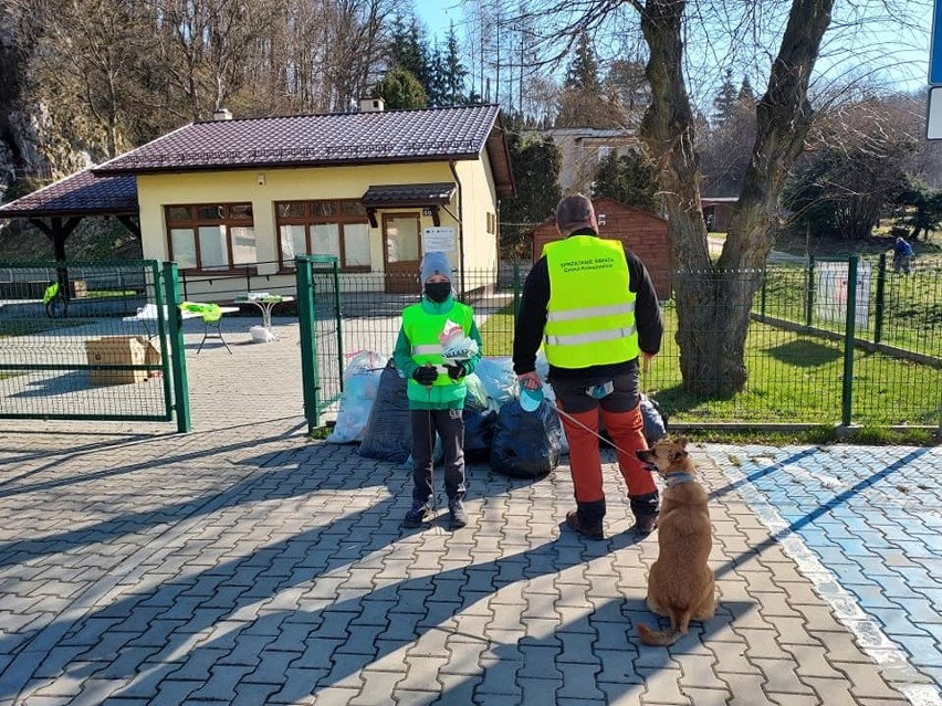 Podczas sobotniego sprzątania gminy Krzeszowice pogoda...