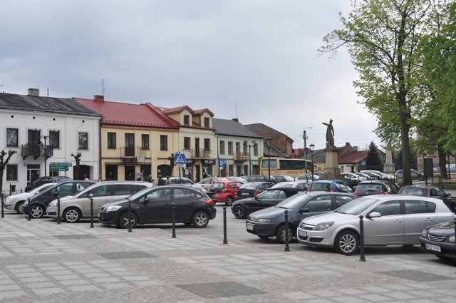 Rynek Wielki w Szydłowcu to centralny punkt miasta. Wokół Ratusza znajduje się wiele miejsc parkingowych.