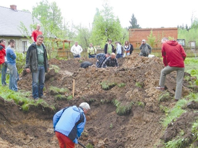 Najnowsza oczyszczalnia gruntowo-roślinna powstaje we wsi Budy Leśne w powiecie hajnowskim. Na zdjęciu: nad budową oczyszczalni pracują uczestnicy projektu "Centrum zielonych technologii".