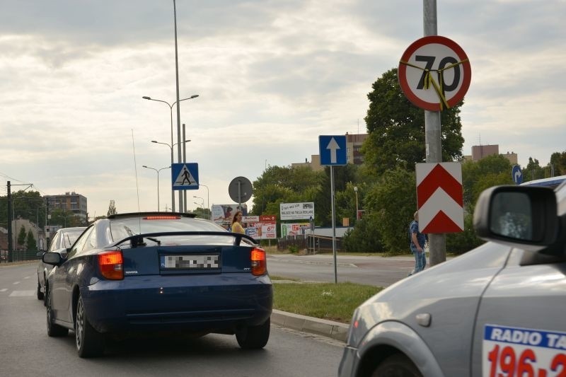 Kraków. Drogowa pułapka czeka na kierowców na alei Jana Pawła II [ZDJĘCIA]