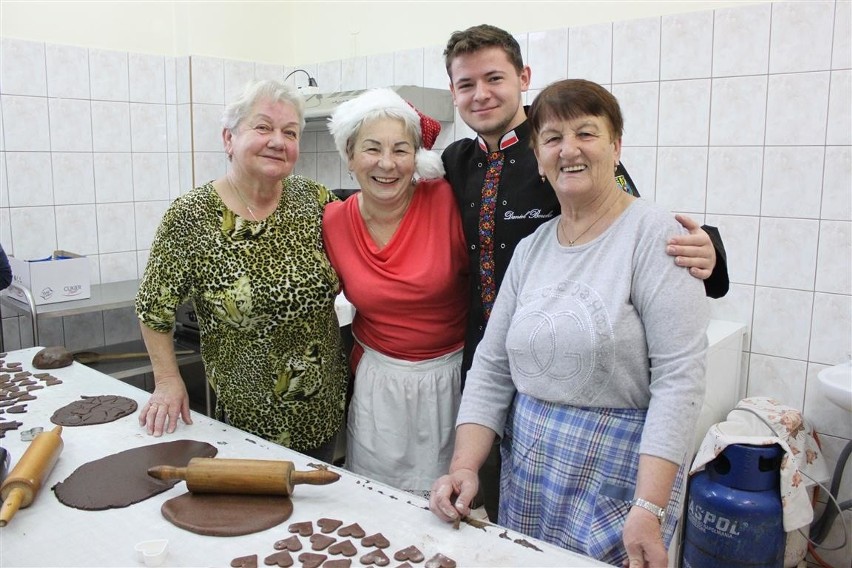 Pieczenie pierników w Chrząstowicach.