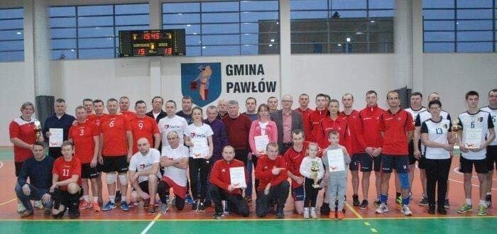 Samorządowcy ze Starachowic najlepsi w turnieju siatkarzy w Pawłowie
