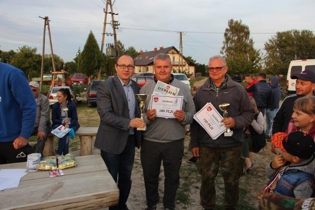 Wójt Przytyka Dariusz Wołczyński gratulował najlepszym wędkarzom VIII Turnieju.