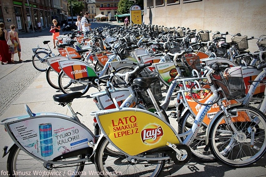 Wrocławski rynek zastawiony rowerami. O co chodzi? (ZDJĘCIA)