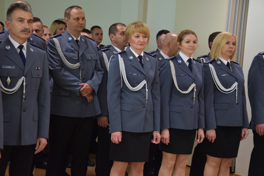 W czasie święta jarosławscy policjanci odebrali awanse i...