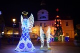 Świąteczna iluminacja w Żarach. Miasto rozbłysło tysiącem światełek. Rynek wygląda zjawiskowo. Musicie to zobaczyć!
