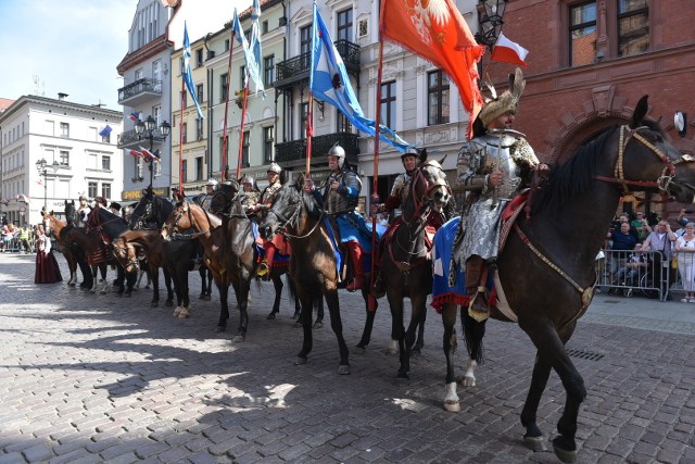 Msza święta i uroczystość wojskowa znalazły się w programie obchodów Święta Konstytucji 3 Maja w Toruniu. Obchody tradycyjnie zorganizowano na Rynku Staromiejskim.