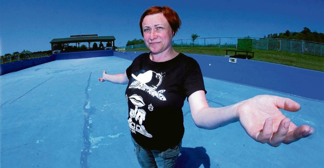 Wiesława Kasprzyk, która pracuje na sądeckim basenie, z żalem pokazuje pustą nieckę. Sama chętnie by tutaj popływała