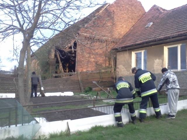 W Godkowie uszkodzeniu uległ budynek gospodarczy. Trzeba było ewakuować dwie osoby.