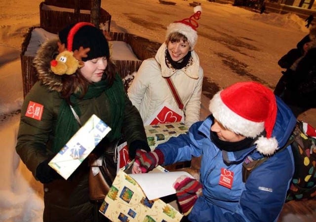 Wolontariusze Szlachetnej Paczki rozdawali mieszkańcom Białegostoku cukierki i przekonywali ich do włączenia się do akcji.