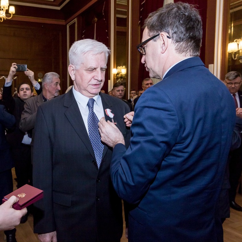 Prezydent RP Andrzej Duda odznaczył 33 działaczy opozycji...