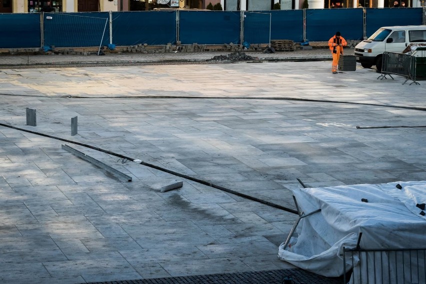 W środę wykonawca prac zaczął przebudowę wlotu na rynek od...