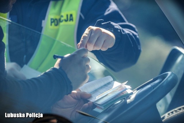 Gorzowscy policjanci ruchu drogowego zatrzymali kolejne prawa jazdy za przekroczenie prędkości w terenie zabudowanym o ponad 50 km/h. - Nadmierna prędkość to od lat najczęstsza przyczyna wypadków. Mówi się wprost – prędkość zabija. Mimo tego policjanci nadal zatrzymują kierowców, którzy jeżdżą za szybko - informuje podkom. Grzegorz Jaroszewicz, rzecznik gorzowskiej policji. Zobacz także: Volkswagen roztrzaskał się o drzewo. Zginął 19-latekW jeden dzień czterech kierowców straciło prawa jazdy Tylko we wtorek (7 maja) gorzowscy funkcjonariusze zatrzymali w czterech przypadkach prawa jazdy za przekroczenie prędkości o 50 km/h na terenie miasta. - Od początku roku 97 osób musiało przymusowo odpocząć od kierowania autem przez trzy miesiące. To jedna z kar za takie wykroczenia. Oprócz tego kierowca musi liczyć się z wysokim mandatem, a nawet skierowaniem wniosku do sądu - dodaje rzecznik. Wzmożone kontrole policji Jednym z zadań gorzowskiej drogówki jest wyhamowanie prędkości kierowców i zwrócenie uwagi na konsekwencje zbyt szybkiej jazdy.  Kontrole prowadzone są nie tylko na terenie miasta, ale także na drogach dojazdowych.  - W najbliższych dniach można się spodziewać, że o spotkanie z policjantem w białej czapce będzie łatwiej – na drogach będzie ich zdecydowanie więcej. Nie grozi nic tym, którzy przestrzegają ograniczeń prędkości i szanują innych uczestników ruchu drogowego - informuje G. Jaroszewicz. WIDEO: LUBUSKIE. Ćwierć kilograma amfetaminy nie trafi na rynek