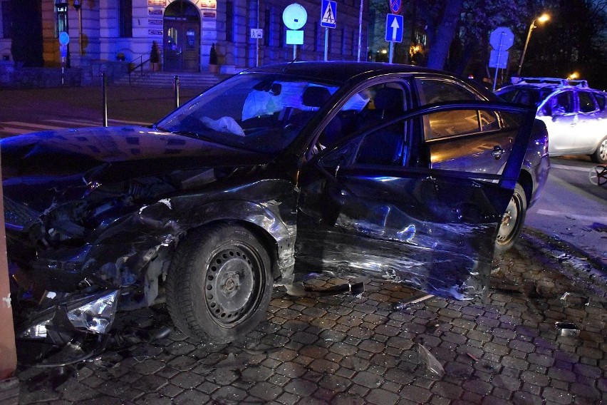 Nowy Sącz wypadek. Zderzenie na skrzyżowaniu ul. Jagiellońskiej z Mickiewicza. Na miejscu dwie karetki pogotowia