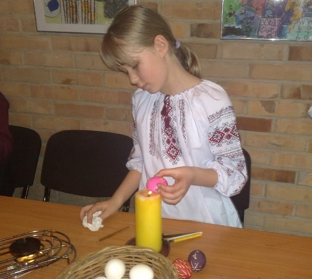 Olga Tymeczko pokazuje, jak można ozdobić pisankę przy pomocy wosku.