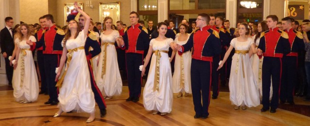 "Damy i huzary" - polonez tańczony w strojach z epoki napoleońskiej rozpoczął sobotnią studniówkę buskiego I Liceum.