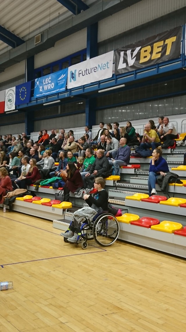 W meczu 26. kolejki FutureNet Śląsk Wrocław wygrał z Pogonią Prudnik 98:75. W hali AWF-u zgromadziło się wielu kibiców, także przyjezdnej drużyny. WKS jest niepokonany na własnym parkiecie i odniósł 12. zwycięstwo u siebie. Byłeś na spotkaniu? Znajdź siebie na trybunach!Do następnych zdjęć, można przejść za pomocą strzałek