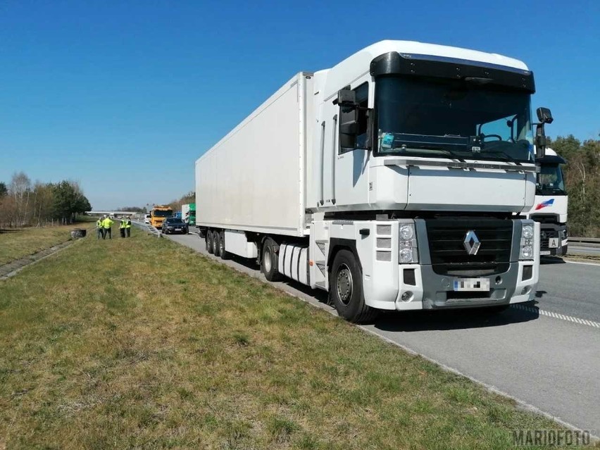 Zderzenie na autostradzie A4 pod Opolem. Kierowca bmw wjechał w ciężarowe renault z naczepą