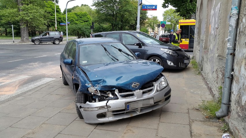 Wypadek na 6 Sierpnia. Renault zderzyło się z nissanem [ZDJĘCIA]