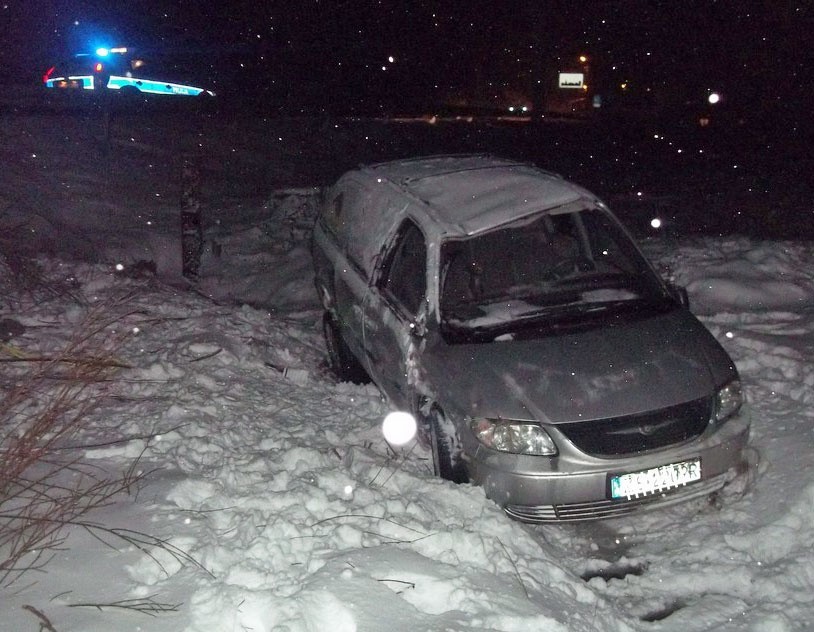 Chrysler wypadł z drogi i wylądował w rowie.