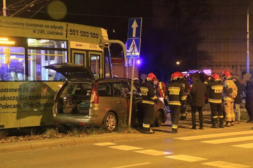 Wypadek na Sienkiewicza. Samochód zderzył się z tramwajem