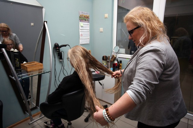 Karolina obcięła włosy dla pań chorych na raka. Pani Urszula dostała perukę.
