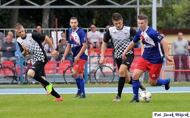 Pierwsze w tym sezonie zwycięstwo odnieśli piłkarze spadkowicza z IV ligi, Iskry Białogard. 