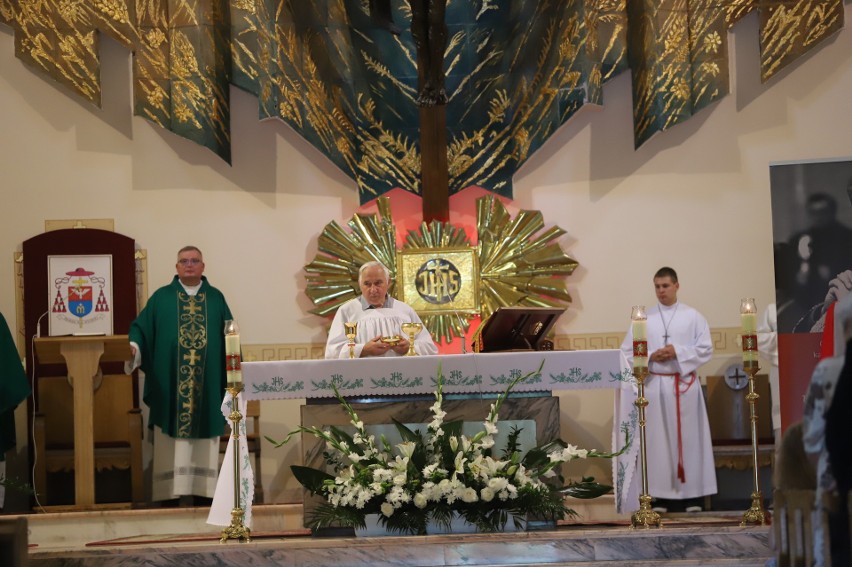 Biskup Marian Florczyk wprowadził relikwie błogosławionego kardynała Stefana Wyszyńskiego do parafii świętego Maksymiliana w Kielcach