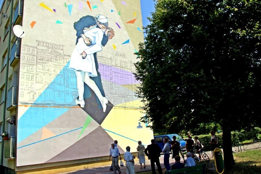 Mural na bloku w Tczewie ze zdjęciem Alfreda Eisenstaedta [ZDJĘCIA]