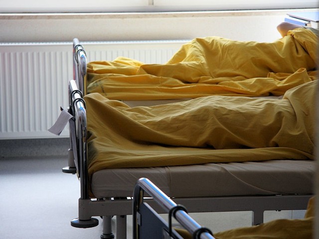 Kobietę ze złamanym nosem i złamaną nogą przetransportowano do 105. Szpitala Wojskowego w Żarach.