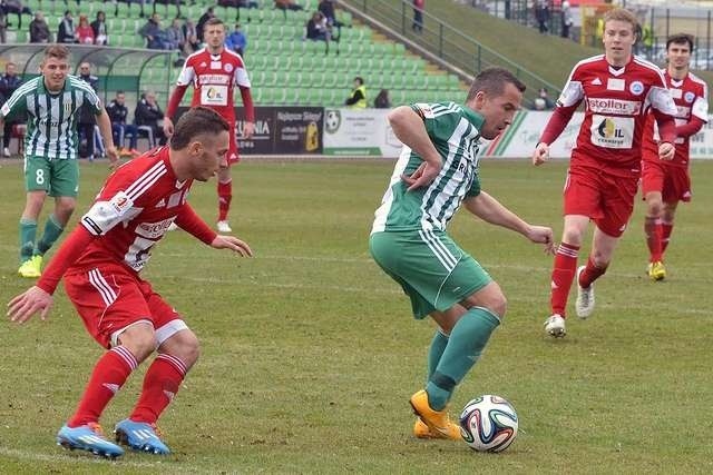 Marcin Kaczmarek (w biało-zielonej koszulce) wyrównał stan meczu golem z rzutu karnego
