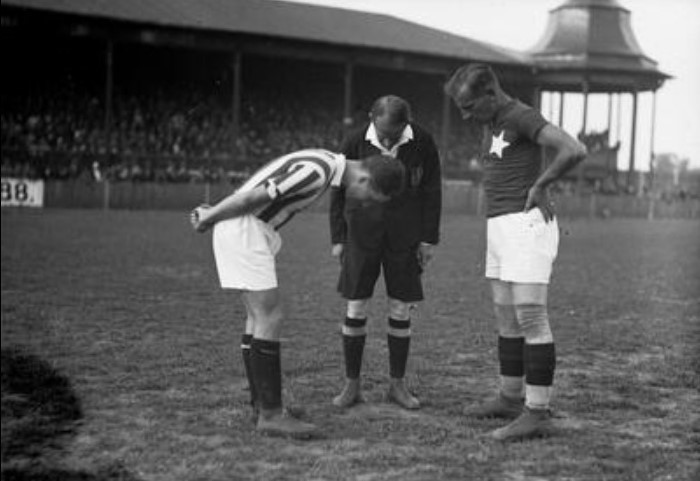 Sierpień 1932 r. Derby Wisła - Cracovia, losowanie stron...