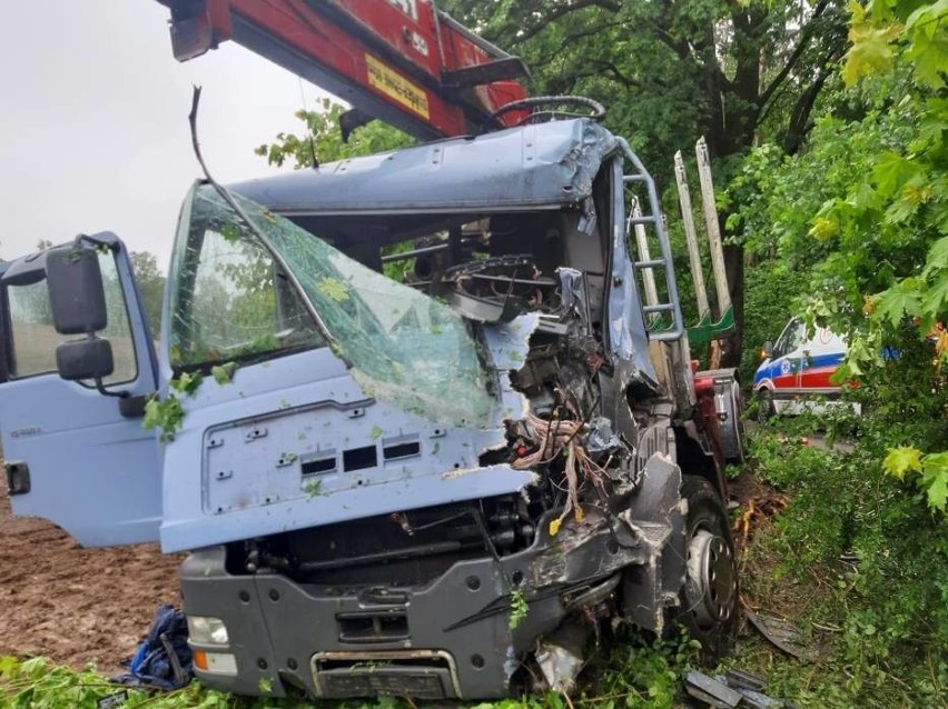 Wypadek na trasie Zwartowo - Żelazno 28.05.  Maska auta wgnieciona, kierowca zakleszczony