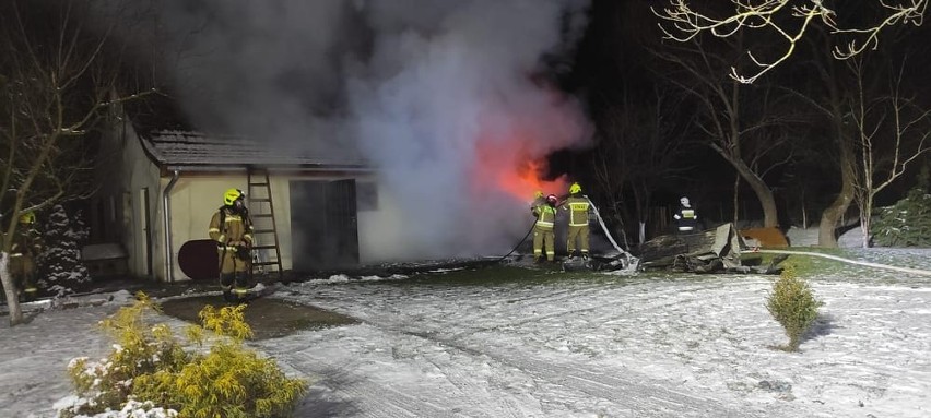 Pożar w Nakle w powiecie przemyskim. Ogień zajął budynek gospodarczy. W akcji strażacy z Przemyśla, Stubna i Medyki [ZDJĘCIA]