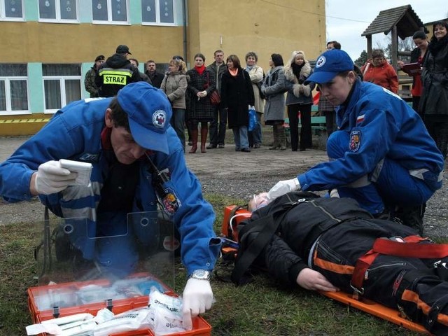 Po rozlaniu w szkole amoniaku, kilku uczniom trzeba było udzielić pomocy. Na szczęście były to tylko ćwiczenia.