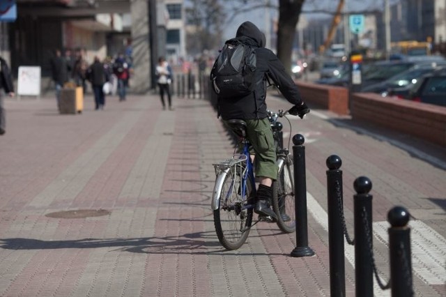 Jednym z grzechów głównych popełnianych przez cyklistów jest jazda po chodniku.