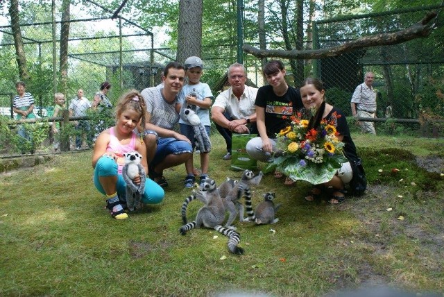 Imiona lemurzym bliźniakom wymyśliła pani Milena (pierwsza z lewej). Małpiatki odwiedziła wspólnie z rodziną. Towarzyszyli im dyrektor Zoo Bernard Hensch wraz z pracownicą Pauliną Ostrowską.