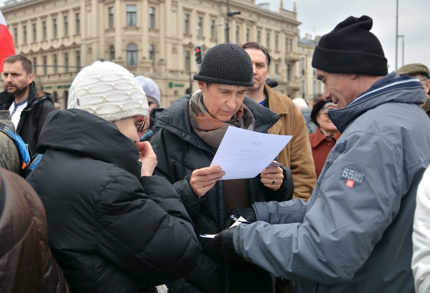 Komitet Obrony Demokracji manifestował w Lublinie. "Beata opublikuj!" [ZDJĘCIA, WIDEO]