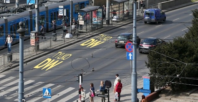 We Wrocławiu nie będzie osobnych pasów dla kierowców z miasta. Był to primaaprilisowy żart