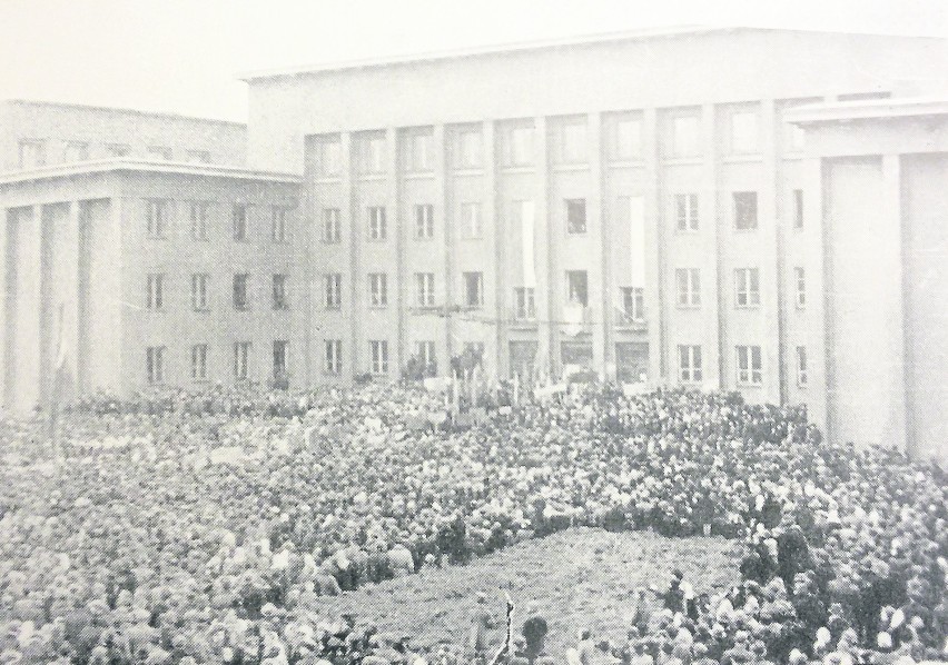 W maju 1945 roku przed budynkiem sosnowieckiego Urzędu...