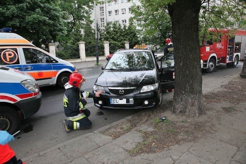 Wypadek na Żeromskiego. Trzy osoby ranne w zderzeniu taksówki z osobówką [ZDJĘCIA]